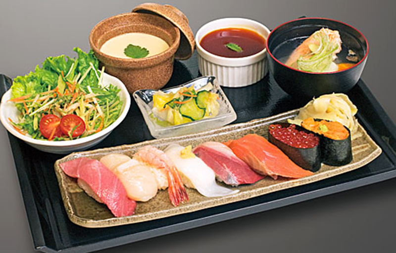 【札幌発着】人気の回転寿司食べ放題と壮瞥旬の果物狩り【日帰り】