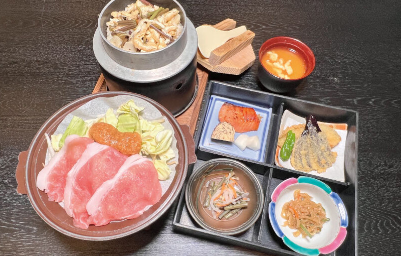 道の駅阿賀の里山菜釜飯と豚陶板焼きの和食膳